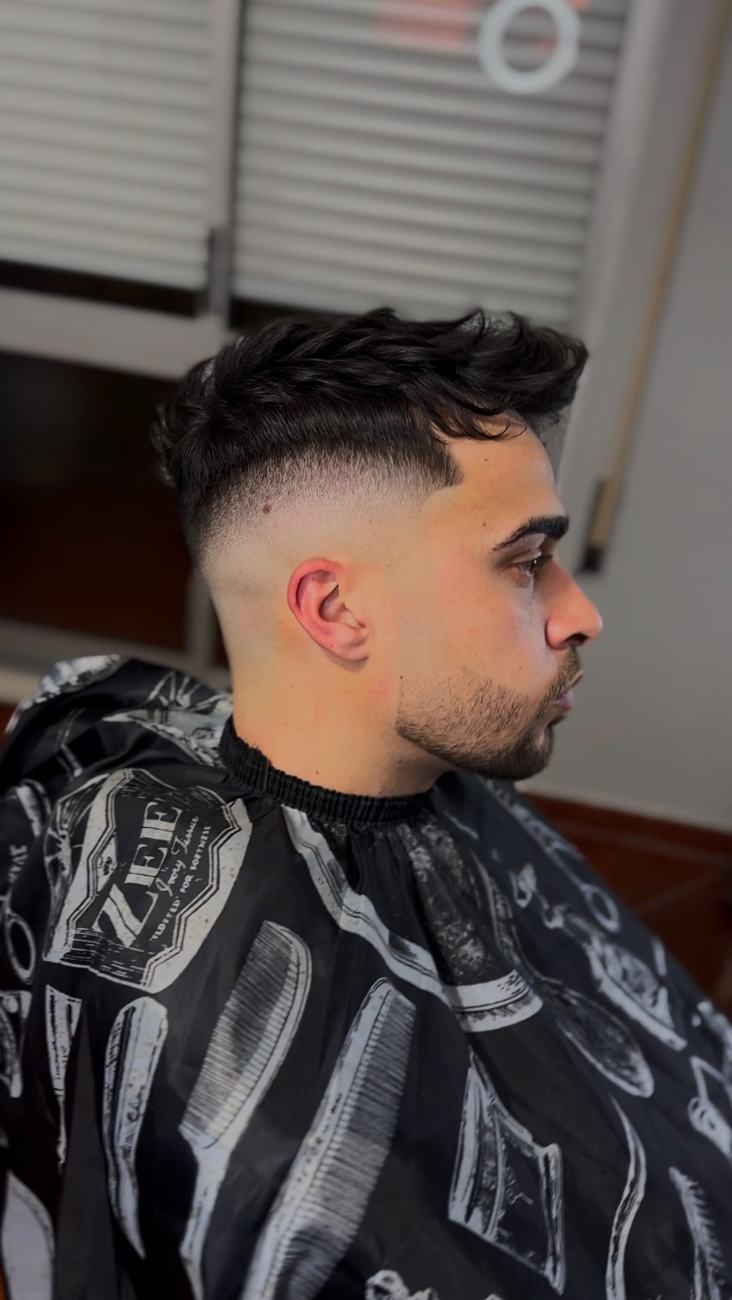 Degradê baixo com barba desenhada