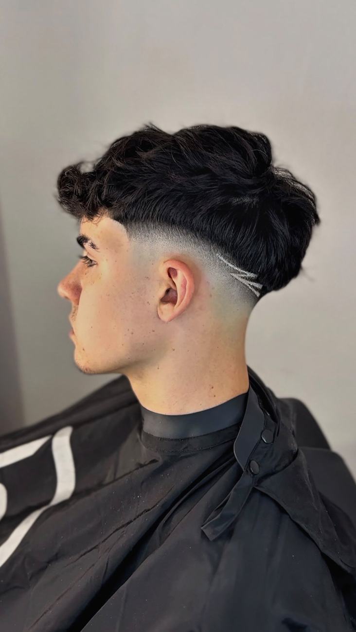 Cabelo ondulado com taper e risco