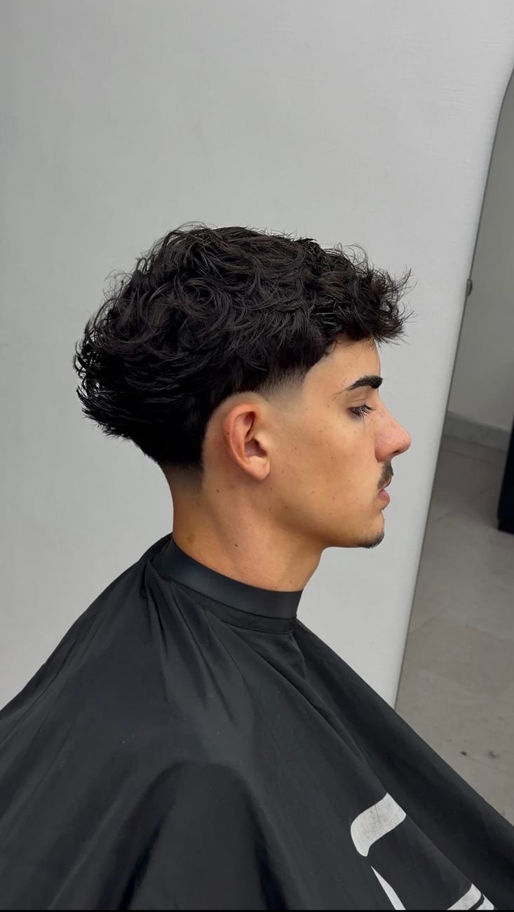 Cabelo encaracolado com degradê de lado
