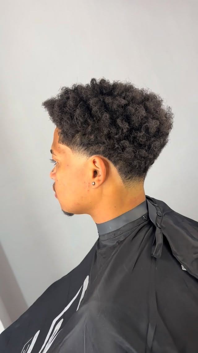 Cabelo afro com taper